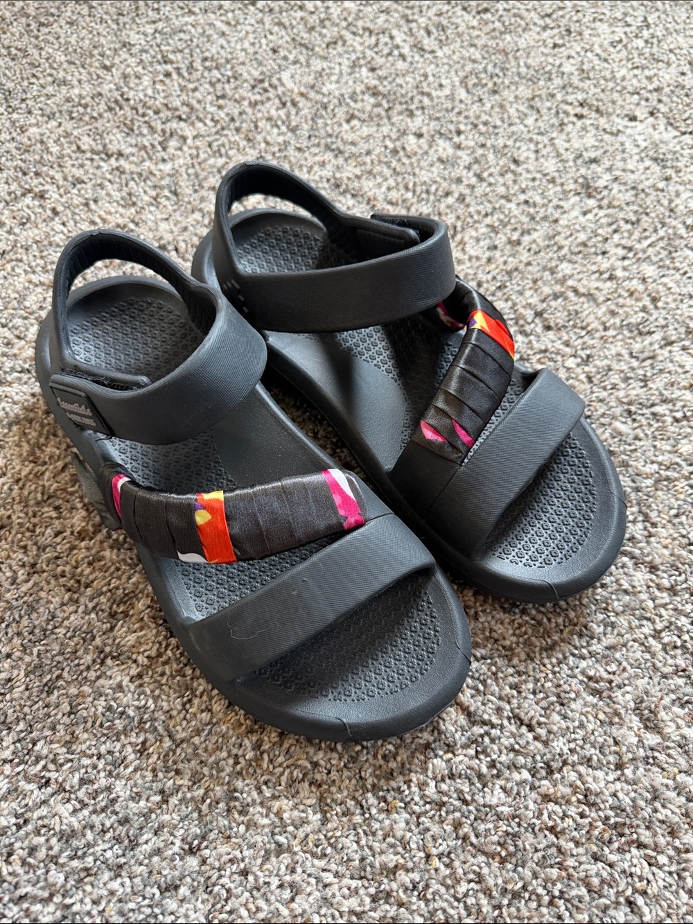 Essentials by Muk Luks Black Womens Sandals with Pink & Orange Accent Size 9/10